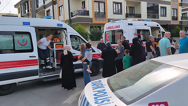 Hafif ticari araçla kreş servisi çarpıştı 8'i çocuk, 11 yaralı
