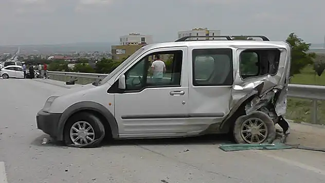 Hafif ticari araçla otomobil çarpıştı: 5 yaralı