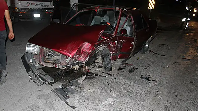 Hafif ticari araçla otomobil çarpıştı: 8 yaralı