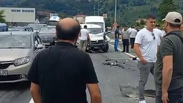Hafif ticari araçlar çarpıştı sürücünün duran kalbi yeniden çalıştırıldı

