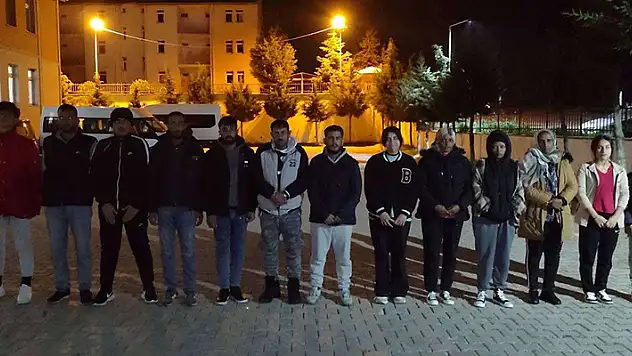 Hafif ticari araçtaki 13 kaçak ile 1 organizatör yakalandı
