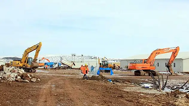 Hafik Kaymakamı Özadalı, TANAP şantiyesini inceledi