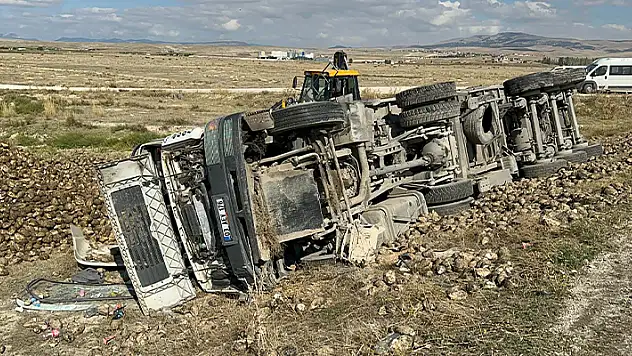 Hafriyat kamyonu şeker pancarı taşıyan tıra çarptı, 3 kişi yaralandı

