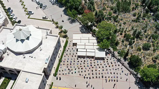 Haftalar sonra ilk cuma! Konya'da seccadesini kapan namaza koştu
