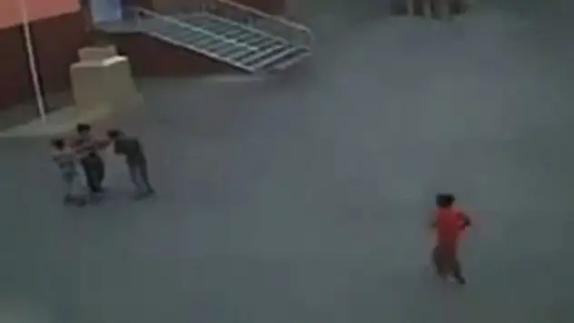 Hainler indirdi, çocuklar göndere çekti