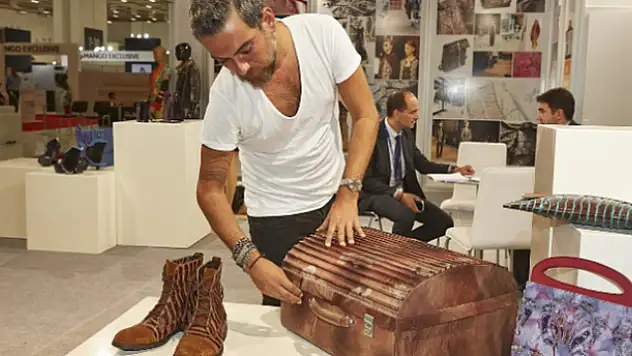 Hakan Akkaya tasarımları bizzat inceledi