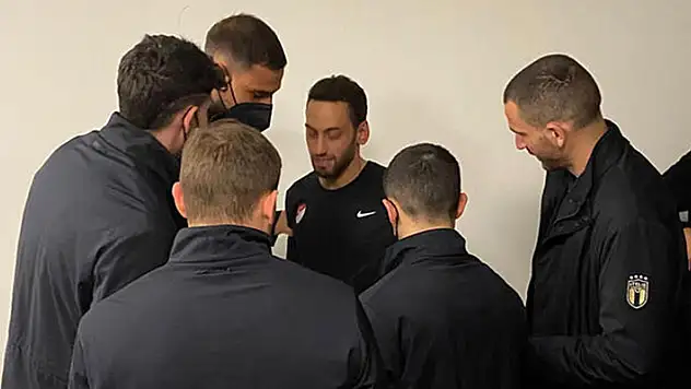 Hakan ve Merih, İtalya'da oynayan arkadaşlarını stat girişinde karşıladı

