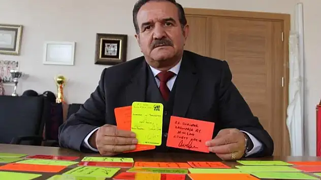 Hakemlerin kartlarından koleksiyon yaptı

