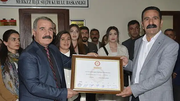 Hakkari Belediye Başkanı Akış, gözaltında