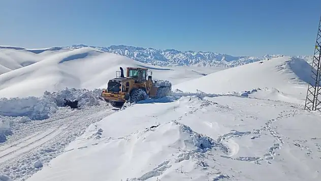 Hakkari'de 284 yerleşim yerinin yolu ulaşıma kapandı
