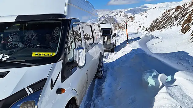 Hakkari'de araçları kara saplanan 30 kişi, mahsur kaldı

