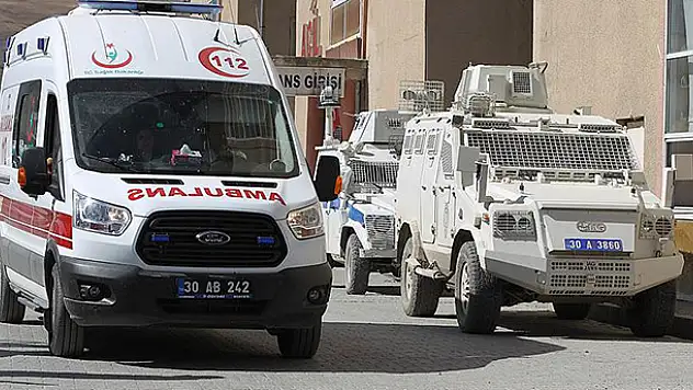Hakkari'de askeri araç devrildi: 1 şehit