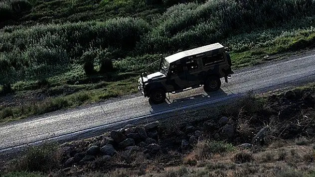 Hakkari'de askeri aracın geçişi sırasında patlama: 2 şehit