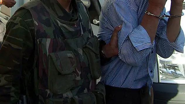 Hakkari'de bir terörist teslim oldu