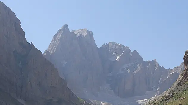 Hakkari'de, Cilo-Sat Dağları'na çıkan 4 kişiden 2'si yaralı olarak kurtarıldı

