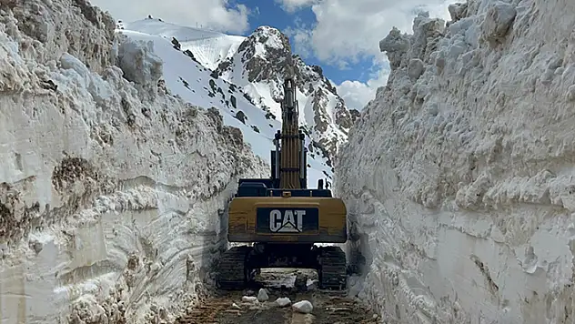 Hakkari'de ekipler nisanda da metrelerce karla mücadele ediyor
