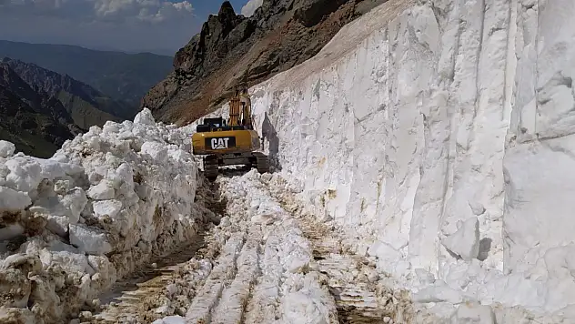 Hakkari'de haziran ayında 3 metreyi bulan karda yol açma çalışması sürüyor 