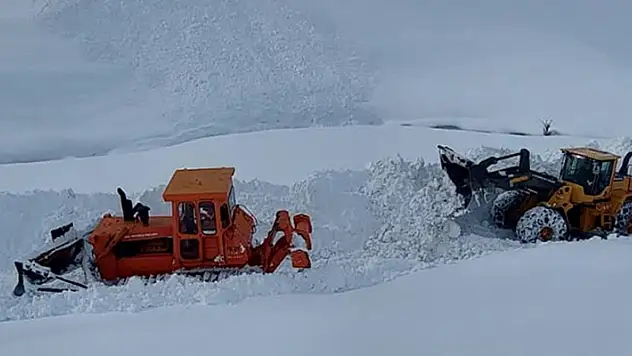 Hakkari'de kar kalınlığının 5 metreyi bulduğu bölgede çalışmalar sürüyor

