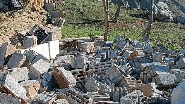 Hakkari'de kuvvetli rüzgar: Çatılar uçtu, direkler devrildi

