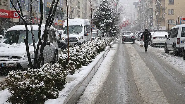 Hakkari'de olumsuz hava koşulları nedeniyle eğitime 1 gün ara verildi
