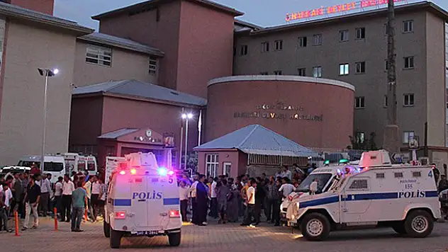 Hakkari'de polis aracına bombalı saldırı: 2 şehit