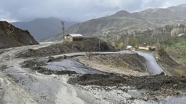 Hakkari'de sağanak nedeniyle belde yolunun bir kısmı çöktü
