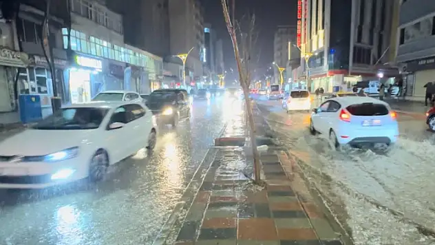 Hakkari'de sağanak: Yollar göle döndü
