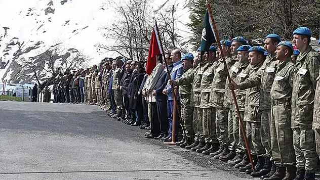 Hakkari'de şehit askerler için tören