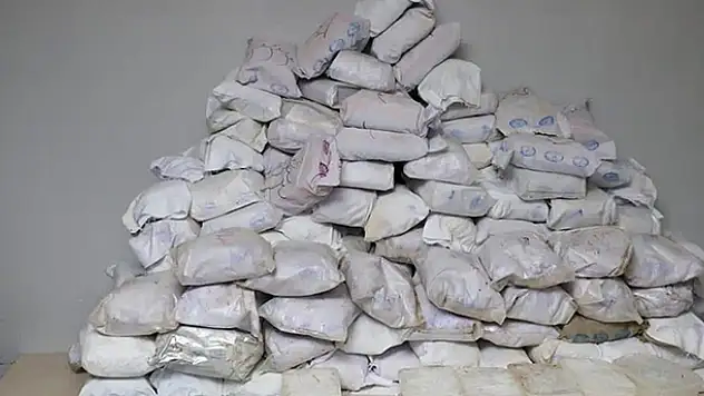 Hakkari'de 'terörün finansmanı operasyonu' ile 482 kilo eroin, 65 kilo metamfetamin ele geçirildi