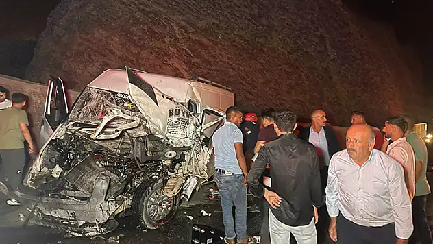 Hakkari'de tır ile minibüs kafa kafaya çarpıştı: 4 yaralı 
