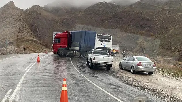 Hakkari'de trafik kazası: 3 ölü, 3 yaralı
