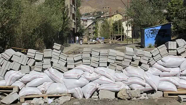 Hakkari'de tuzaklı barikatlar kuruldu