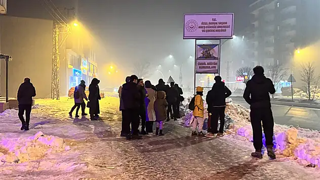 Hakkari'deki depremlerde 28 ev ve 1 ahırda çatlaklar tespit edildi
