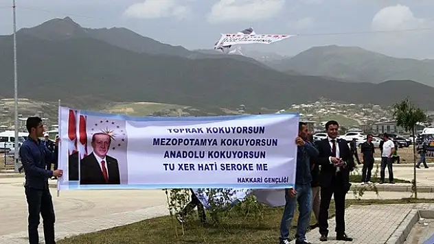 Hakkari Havaalanı açılışında dikkat çeken pankart