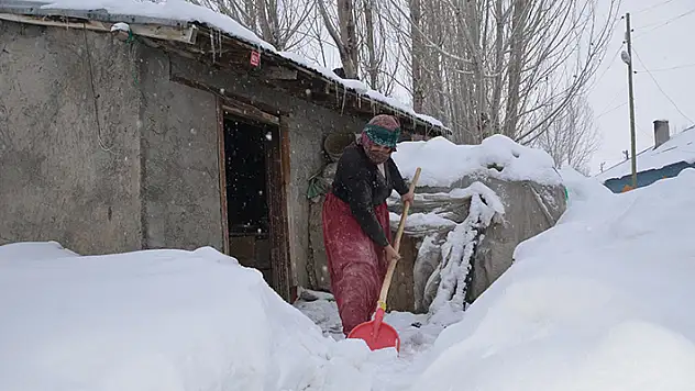 Hakkari'nin köylerinde tek katlı evler ve ahırlar karla kaplandı
