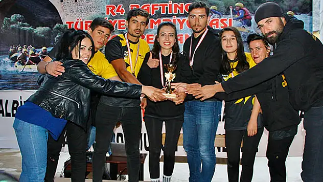 Hakkari rafting takımı kupa ile döndü
