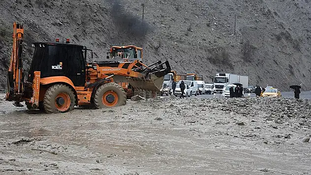 Hakkari-Van kara yolu heyelan ve toprak kaymaları nedeniyle kapandı

