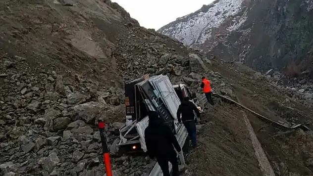Hakkari-Van kara yolunda heyelan: Kamyonetteki 3 kişi yaralandı

