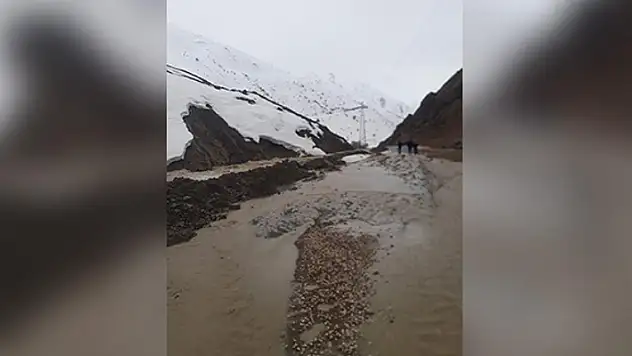 Hakkari'yi sağanak vurdu: Dere taştı, ahırları su bastı
