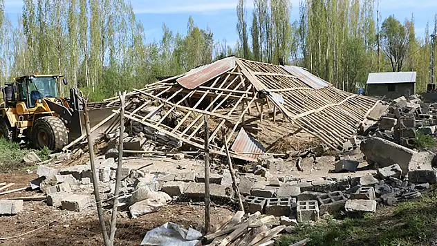 Hakkari'de ahır çöktü 2 büyükbaş ile 50 tavuk öldü