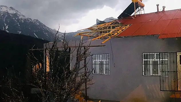 Hakkari'de kuvvetli rüzgar nedeniyle eğitim-öğretime ara verildi
