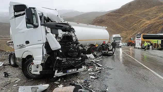 Hakkari'de otobüs ile yakıt tankerinin çarpıştığı kazada 8 kişi yaralandı