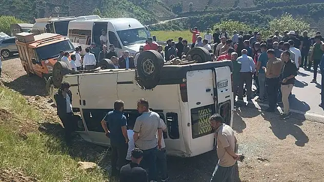 Hakkari'de servis minibüsü takla attı 13'ü öğrenci 14 yaralı