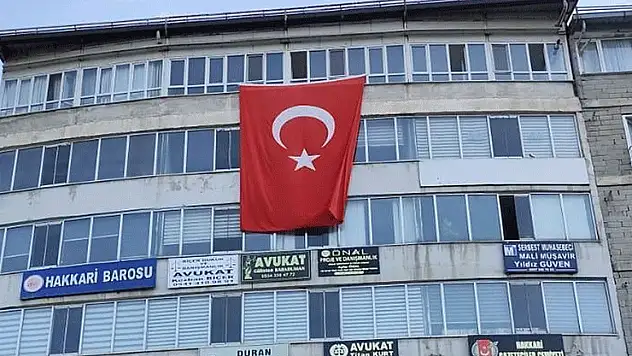 Hakkari'de 'Terörsüz Türkiye'ye bayraklı destek