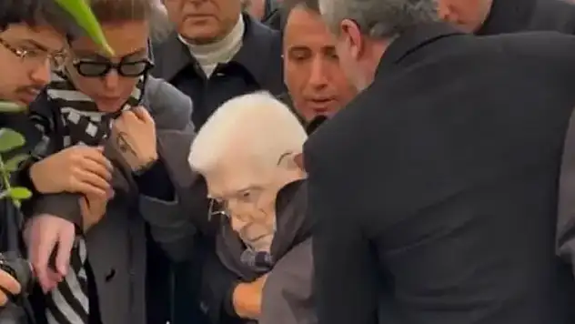 Haldun Dormen'in cenazesinde korkutan anlar! İzzet Günay bayıldı