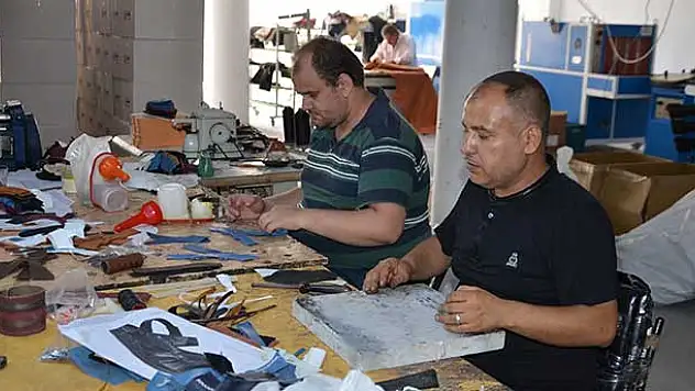 Halep'in usta elleri Konya'da ayakkabı yapıyor