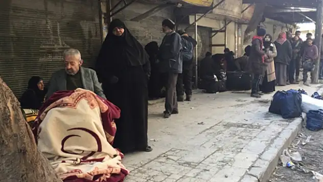 Halep'teki tahliye konvoyu yeniden hareket etti