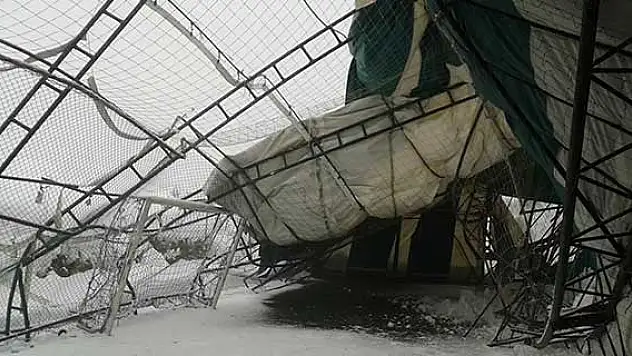 Halı saha çöktü