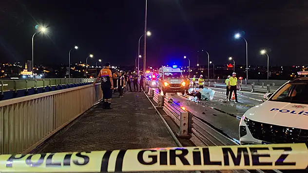 Haliç Köprüsü'nde motosiklet yol temizleme aracına çarptı: 1 ölü