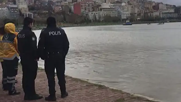 Haliç'te sandal alabora oldu, 2 kişi kurtarıldı